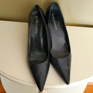 Classic navy pumps